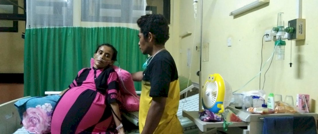 Santi (30 tahun) warga Pulau Tarupa, Kecamatan Takabonerate, Kepulauan Selayar, sudah 12 hari terkulai di RSUP Wahidin Sudirohusodo Makassar, karena tumor yang dideritanya.