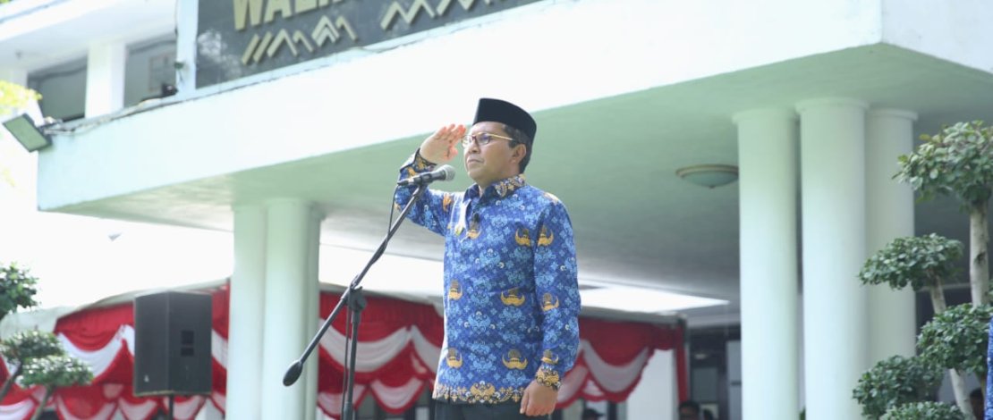 Danny Pomanto menjadi pembina upacara pada peringatan HUT Korpri yang ke -51, di halaman Kantor Wali Kota  Makassar, Selasa, 29 November 2022.