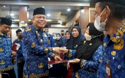 Taufan Pawe Anugerahi 422 PNS Penghargaan Satyalancana Karya Satya