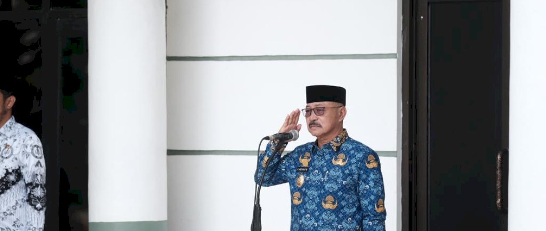 Wakil Bupati Gowa, Abd Rauf Malaganni,  bertindak sebagai Inspektur Upacara, pada peringatan HUT Korpri, di Lapangan Kantor Bupati Gowa, Selasa, 29 November 2022.