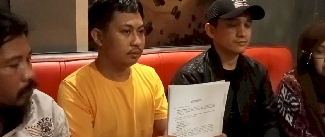 Keluarga korban Abdul Asis, Amiruddin (baju kuning) 