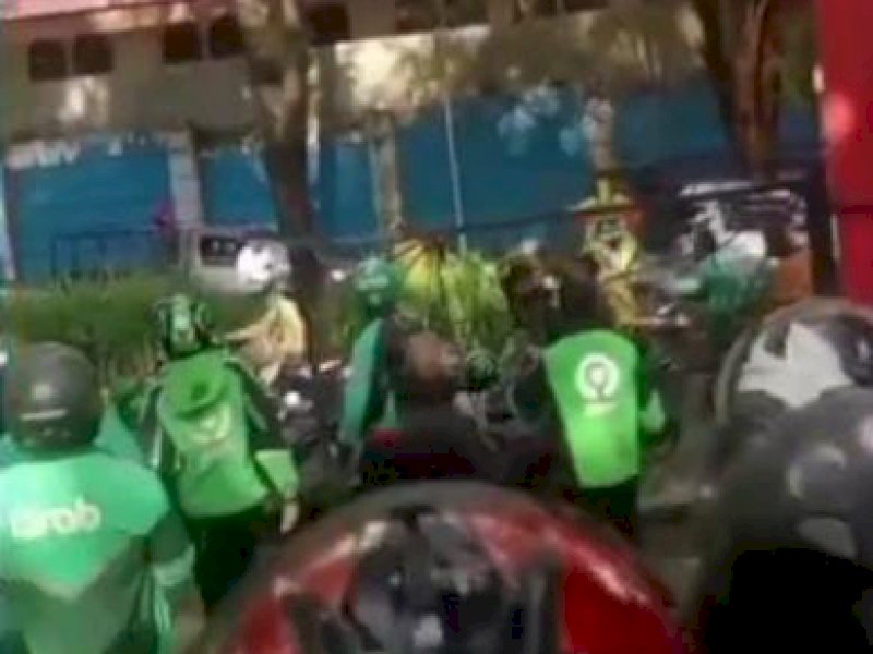 Nahas! Pria di Makassar Dikejar Puluhan Ojol, Dapat Bogem Bertubi-tubi