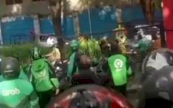 Nahas! Pria di Makassar Dikejar Puluhan Ojol, Dapat Bogem Bertubi-tubi