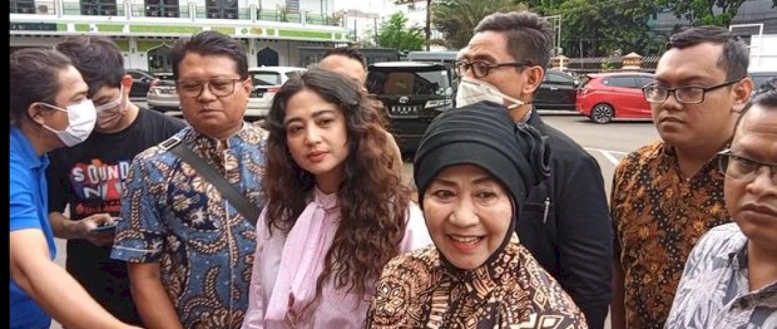 Dewi didampingi sang Ibunda saat bertemu haters di Kantor Polisi.