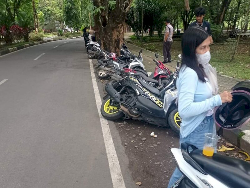Satpam Unhas Kempiskan Ban lalu Robohkan Motor  Ternyata Gara-gara Ini... 