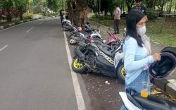 Satpam Unhas Kempiskan Ban lalu Robohkan Motor  Ternyata Gara-gara Ini... 
