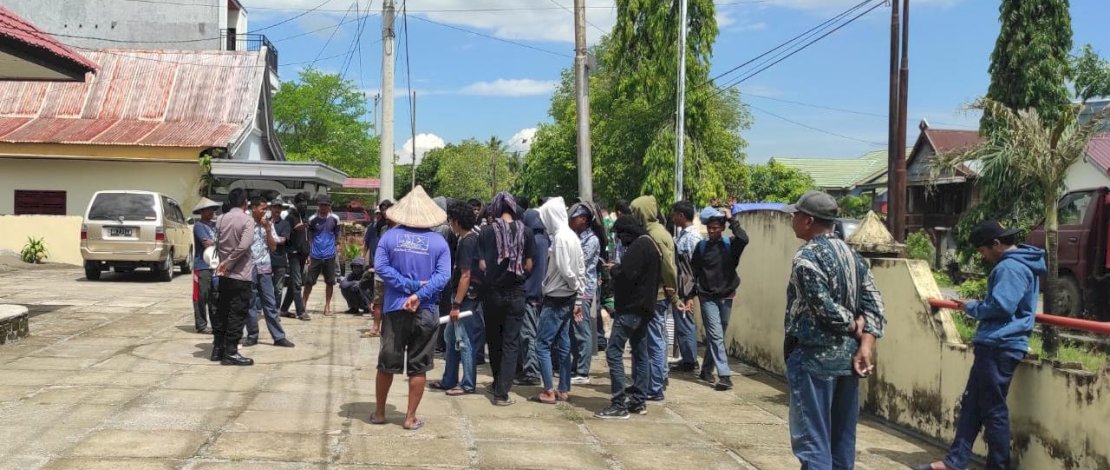 Puluhan petani dan masyarakat sibulue ini menuntut pihak Kepolisian untuk mengawasi APMS yang ada di Sibulue, Rabu (30/12/2022) 