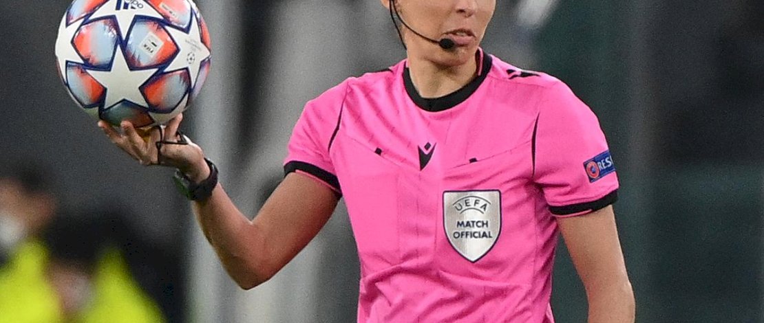 Stephanie Frappart akan menjadi wasit wanita pertama di Piala Dunia pria. (INT)