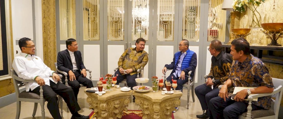 Ketua Umum DPP Partai Golkar, Airlangga Hartarto, diprioritaskan oleh Koalisi Indonesia Bersatu (KIB) menjadi Calon Presiden (Capres) pada Pilpres 2024 mendatang. Ketua Umum DPP Partai Golkar, Airlangga Hartarto, diprioritaskan oleh Koalisi Indonesia Bersatu (KIB) menjadi Calon Presiden (Capres) pada Pilpres 2024 mendatang.