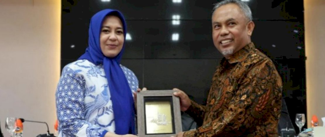 Wakil Wali Kota Makassar Fatmawati Rusdi dan Ketua Komisi A DPRD Kota Salatiga bertukar cendera mata sebagai ucapan selamat datang dan ucapan terima kasih atas pertemuan hari ini. Wakil Wali Kota Makassar Fatmawati Rusdi dan Ketua Komisi A DPRD Kota Salatiga bertukar cendera mata sebagai ucapan selamat datang dan ucapan terima kasih atas pertemuan hari ini.