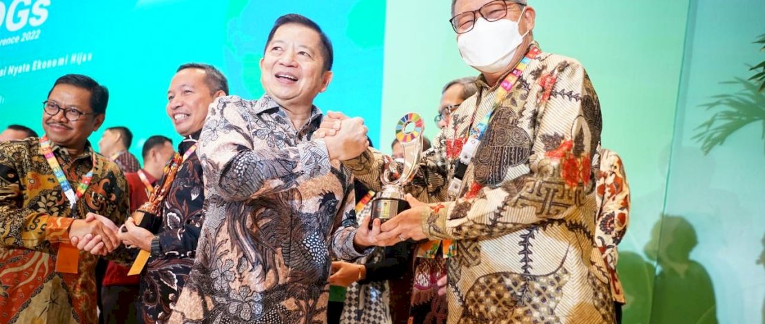 Menteri PPN/Kepala Bappenas, Suharso Monoarfa kepada Wali Kota Parepare, Taufan Pawe, dalam Konferensi Tahunan Tujuan Pembangunan Berkelanjutan (TPB/SDGs) Indonesia Tahun 2022 di The Sultan Hotel Jakarta, Kamis, 1 Desember 2022.