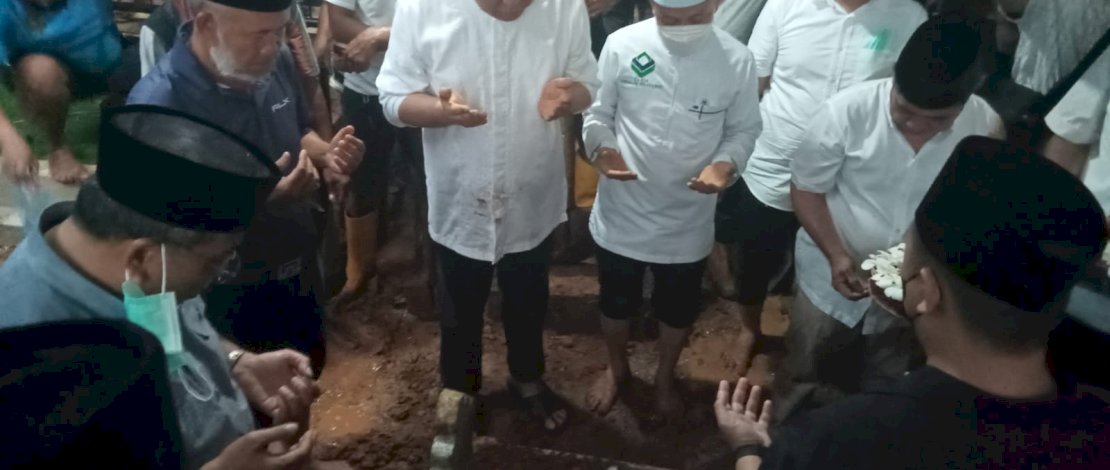 Proses pemakaman jenazah ibunda mantan Wakapolri Komjen (Purn) Syafruddin Kambo, Luluwiyah, di TPU Panaikang, Jalan Urip Sumoharjo, Makassar, Kamis 1 Desember 2022.
