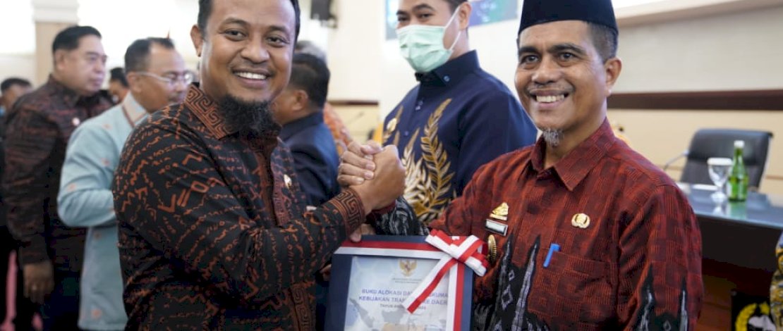 Wakil Bupati Selayar, Saiful Arif, menerima penghargaan dari Menteri Keuangan Sri Mulyani, yang diserahkan Gubernur Sulsel Andi Sudirman Sulaiman, di Ruang Rapat Pimpinan (Rapim) Kantor Gubernur, kemarin, Kamis, 1 Desember 2022.