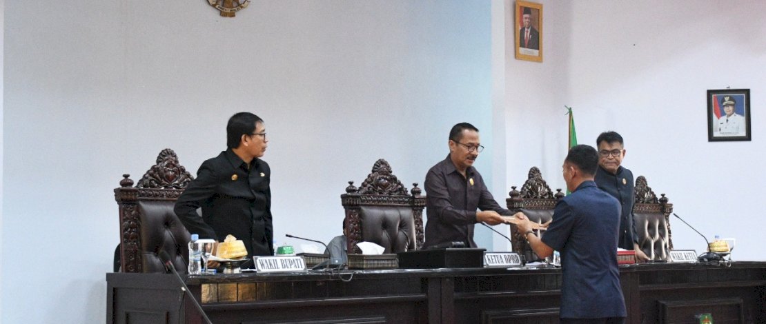 Wakil Bupati Luwu Utara (Lutra), Suaib Mansur, menghadiri Paripurna Laporan Pansus, Penandatanganan Berita Acara Persetujuan Bersama dan Pendapat Akhir Bupati Terhadap Lima Buah Ranperda, yang dilaksanakan di DPRD Luwu Utara, Jumat, 2 Desember 2022.