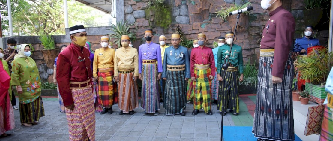 Upacara Hari Kebudayaan, Seluruh Pegawai Kecamatan Bontoala Kenakan Pakaian Adat Upacara Hari Kebudayaan, Seluruh Pegawai Kecamatan Bontoala Kenakan Pakaian Adat