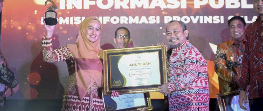 Pemkab Luwu Utara meraih penghargaan pada Malam Anugerah Keterbukaan Informasi Publik 2022 di Claro Hotel Makassar, kemarin Jumat, 2 Desember 2022.