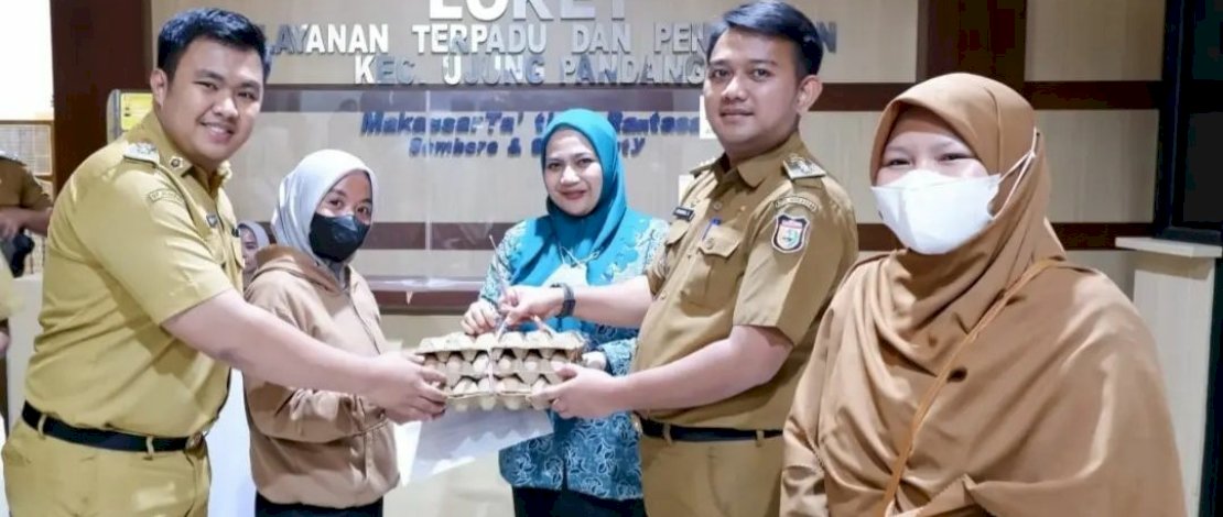 Camat Ujung Pandang, Syahrial Syamsuri, didampingi Ketua TP PKK Kecamatan Ujung Pandang, menerima bantuan makanan tambahan berupa telur, untuk pencegahan stunting, Selasa, 15 November 2022.