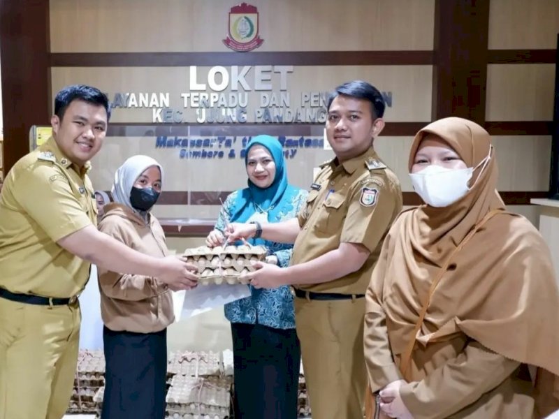 Cegah Stunting, Camat Ujung Pandang Terima Bantuan dari DP3A Sulsel