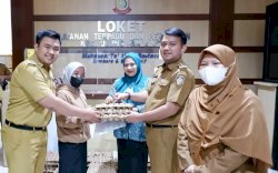 Cegah Stunting, Camat Ujung Pandang Terima Bantuan dari DP3A Sulsel