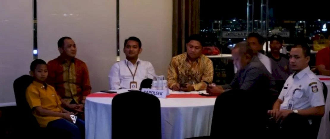 Camat Ujung Pandang, Syahrial Syamsuri, didampingi Sekcam dan Lurah se Kecamatan Ujung Pandang, menghadiri Malam Pisah Sambut Kapolsek Ujung Pandang, Rabu, 2 November 2022. 