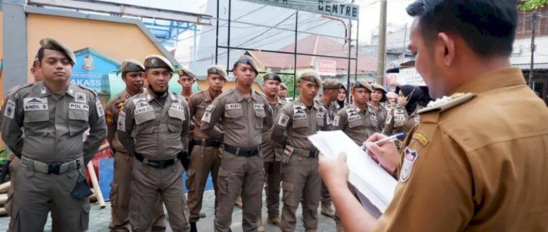 Camat Ujung Pandang, Syahrial Syamsuri, memimpin Apel Pagi dalam rangka mengecek kelengkapan personil BKO (Bawah Kendali Operasi) Satpol PP Kecamatan Ujung Pandang, Senin, 31 Oktober 2022.
