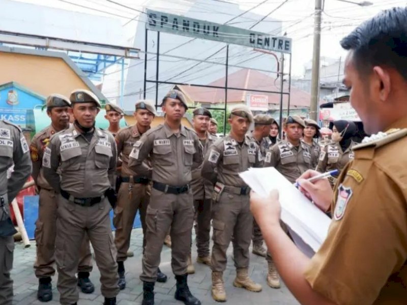 Camat Ujung Pandang Cek Kelengkapan Personil BKO Satpol PP