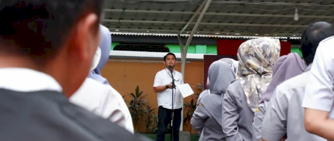 Camat Ujung Pandang, Syahrial Syamsuri, memimpin Apel Pagi di Halaman Kantor Camat Ujung Pandang, Rabu, 26 Oktober 2022.