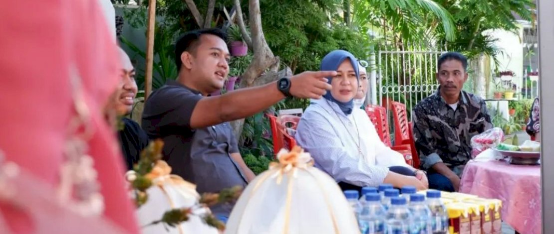 Camat Ujung Pandang, Syahrial Syamsuri, mendampingi Wakil Wali Kota Makassar, Fatmawati Rusdi, melakukan pengecekan kondisi infrastruktur Lorong Wisata (Longwis), Minggu, 24 Juli 2022.