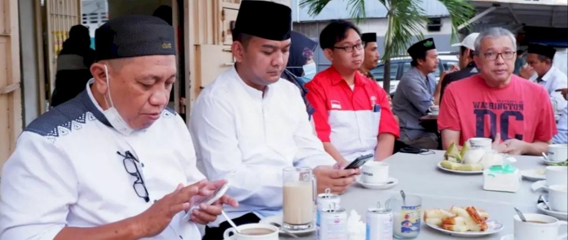 Camat Ujung Pandang, Syahrial Syamsuri, menghadiri Ngopi Nusantara bersama Pengurus Perhimpunan Tionghoa Indonesia (INTI) Sulsel, di Warkop Tong San, di Jalan Penghibur Kota Makassar, Minggu, 17 Juli 2022. 