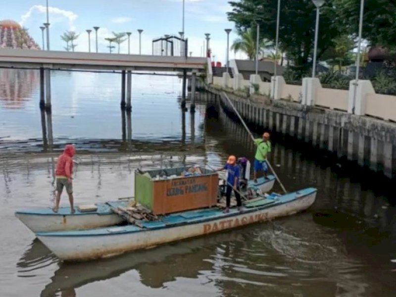 Satgas Pattasaki Kecamatan Ujung Pandang Bersihkan Sampah di Losari