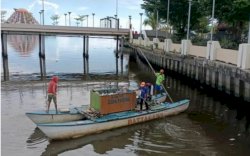 Satgas Pattasaki Kecamatan Ujung Pandang Bersihkan Sampah di Losari
