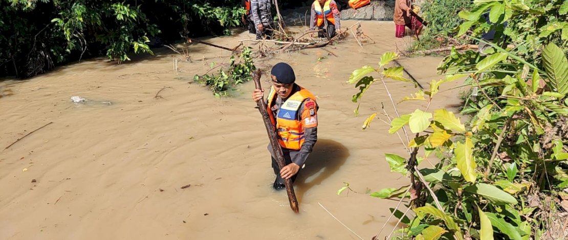 Tim SAR Batalyon C Pelopor dikerahkan untuk mencari korban tenggelam di Sungai Lajua, Dusun Bempesu, Desa Kalero, Kecamatan Kajuara, Senin, 5 Desember 2022. Tim SAR Batalyon C Pelopor dikerahkan untuk mencari korban tenggelam di Sungai Lajua, Dusun Bempesu, Desa Kalero, Kecamatan Kajuara, Senin, 5 Desember 2022.