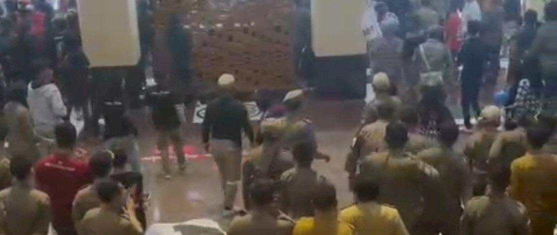 Tuntut Pembangunan Stadion Mattoangin, Massa di Kantor Gubernur Sulsel Ricuh Tuntut Pembangunan Stadion Mattoangin, Massa di Kantor Gubernur Sulsel Ricuh