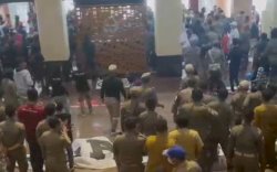 Tuntut Pembangunan Stadion Mattoangin, Massa di Kantor Gubernur Sulsel Ricuh