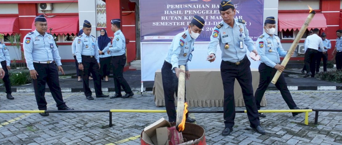 Pegawai Rutan Kelas 1 Makassar Dapat Uang Tunai Jika Temukan Peredaran Narkoba di Dalam Rutan Pegawai Rutan Kelas 1 Makassar Dapat Uang Tunai Jika Temukan Peredaran Narkoba di Dalam Rutan