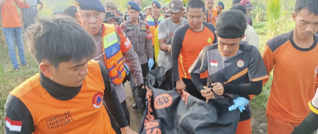 Tim SAR mengevakuasi mayat Aco. Tim SAR mengevakuasi mayat Aco.