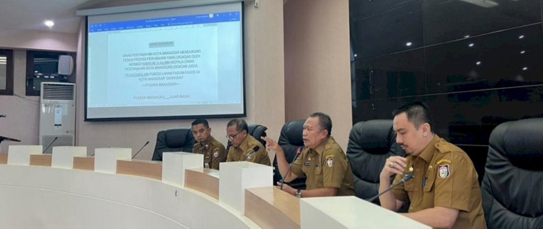 Kepala Dinas Pertanahan Kota Makassar, Akhmad Namsum, memimpin langsung rapat internal evaluasi kinerja jajarannya, di Ruang Pola Sipakalebbi Balaikota Makassar, Senin, 15 Agustus 2022.
