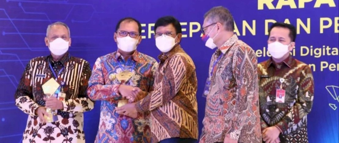 Danny Pomanto menerima penghargaan pada Rapat Koordinasi Nasional TP2DD, yang berlangsung di Hotel Le Meridien, Jalan Jend Sudirman Jakarta, Selasa, 6 Desember 2022.