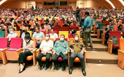 Terbang Jauh-jauh Ke Bandung,  Rudianto Lallo Hadiri Bedah Buku Aldera di Unpar Bandung