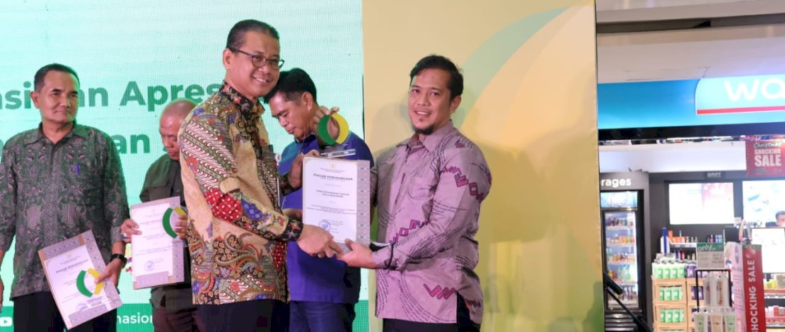 Kepala Dinas Ketahangan Pangan (DKP) Kota Makassar, Muhammad Rheza, menerima penghargaan dalam Acara Sinkronisasi dan Apresiasi Perizinan Pangan Segar Tingkat Nasional, di Galeria Mall Yogyakarta, Selasa, 6 Desember 2022 lalu.