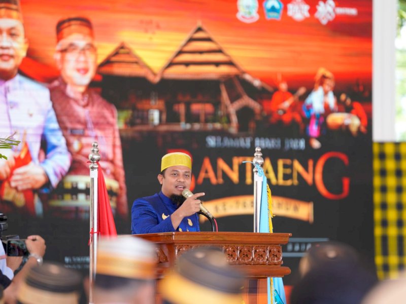 Gubernur Sulsel Serahkan Bantuan Rp 800 Juta untuk Masjid Raya Bantaeng