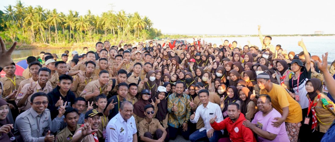 Pelajar SMA Negeri 1 Bantaeng begitu antusias menyambut kehadiran Gubernur Sulsel  Andi Sudirman Sulaiman, di Kampung Kaili, Kelurahan Bonto Lebang, Kecamatan Bissappu, Bantaeng, Rabu 7 Desember 2022.