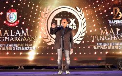 Danny Pomanto Beri Penghargaan Tax Award ke Pengelola dan Wajib Pajak Berprestasi