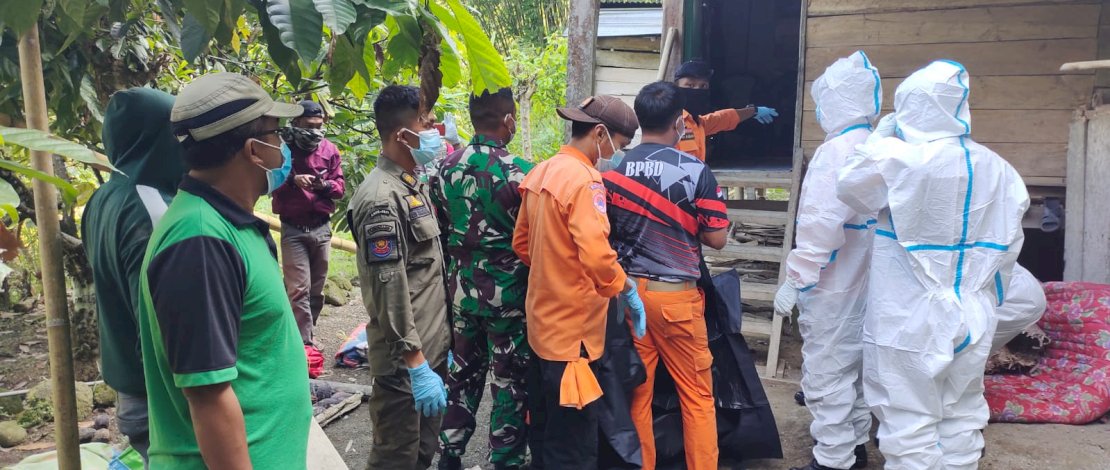 Seorang pria lanjut usia di Desa Tellangkere, Kecamatan Tellu Limpoe, Kabupaten Bone, ditemukan meninggal dunia dalam keadaan bengkak dan mengeluarkan bau yang tak sedap. Seorang pria lanjut usia di Desa Tellangkere, Kecamatan Tellu Limpoe, Kabupaten Bone, ditemukan meninggal dunia dalam keadaan bengkak dan mengeluarkan bau yang tak sedap.