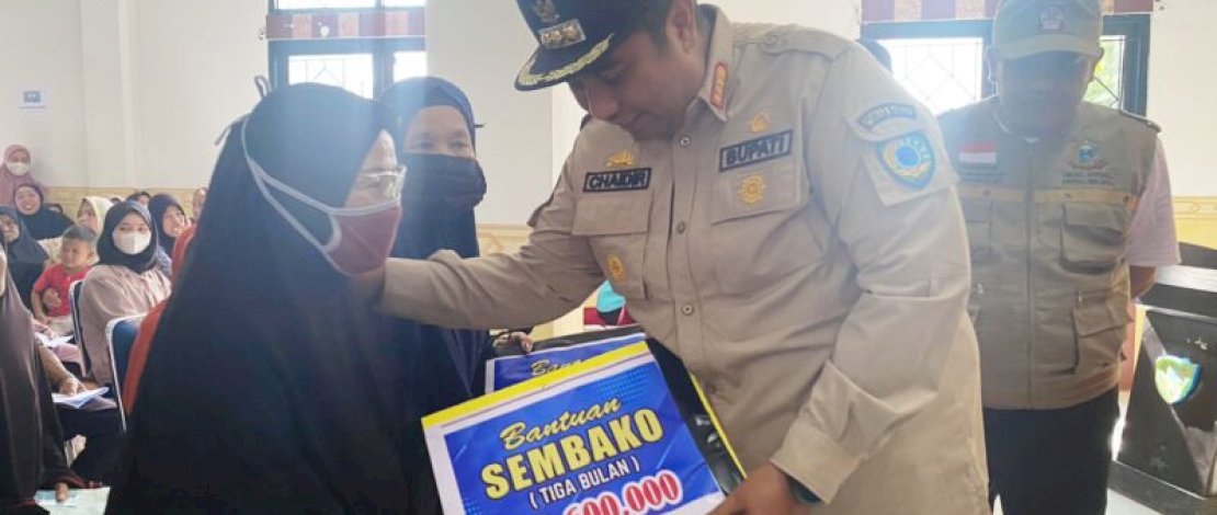 Ribuan warga menyambut penyaluran BLT BBM tahap dua di Kantor Camat Maros Baru, Kamis, (24 November 2022).