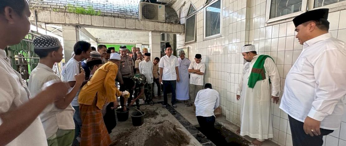 Rudianto Lallo Bersama Kabag Kesra Hadiri Peletakan Batu Pertama Renovasi Masjid Ihyatul Jamaah Lembo