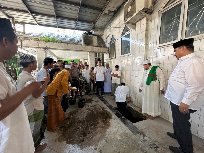 Rudianto Lallo Bersama Kabag Kesra Hadiri Peletakan Batu Pertama Renovasi Masjid Ihyatul Jamaah Lembo