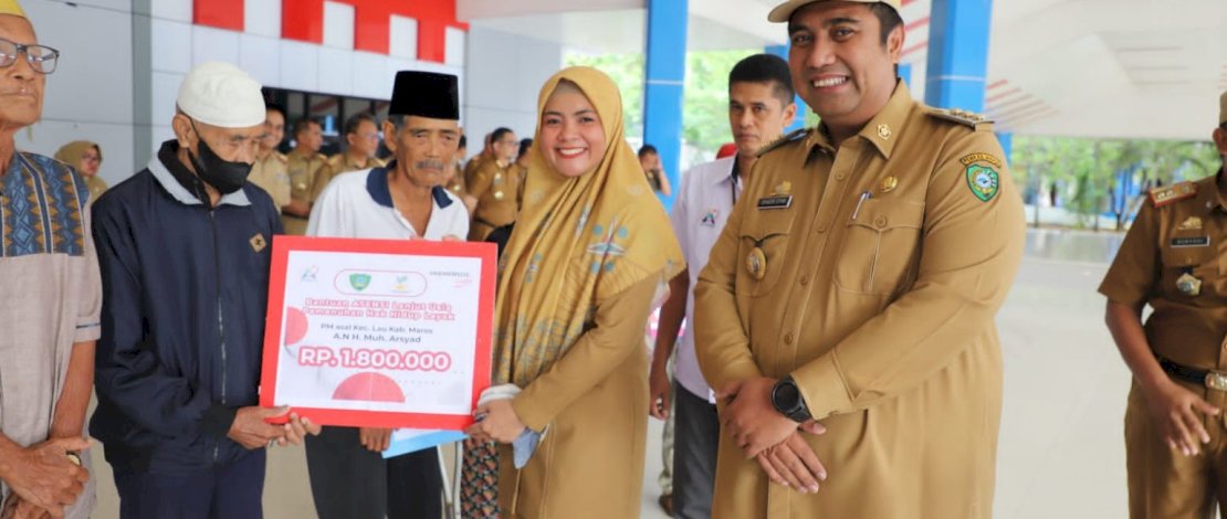 Tingkatkan Kesejahteraan Warga, Bupati Maros Salurkan Bantuan Atensi ke 67 Lansia