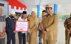 Tingkatkan Kesejahteraan Warga, Bupati Maros Salurkan Bantuan Atensi ke 67 Lansia