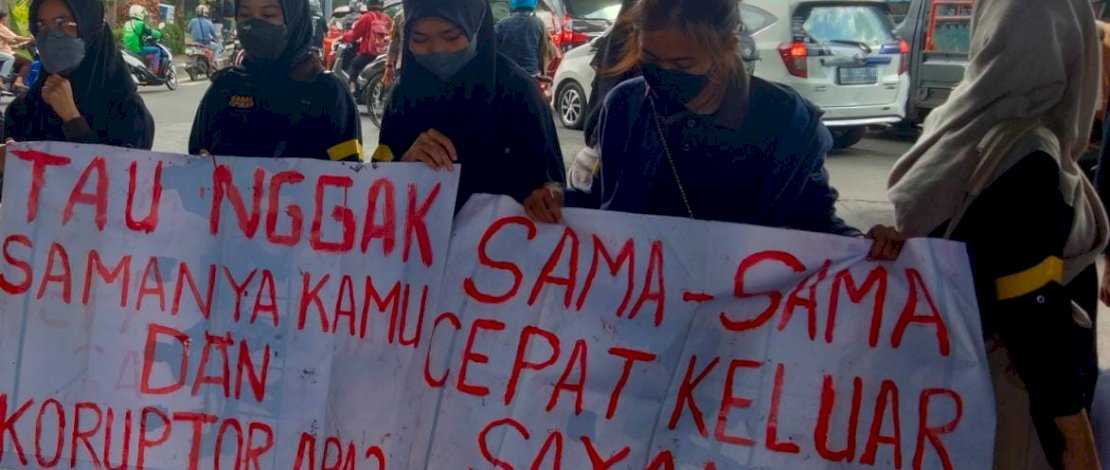 Tulisan Nyeleneh Massa Aksi di Demo Peringatan Hari Antikorupsi Sedunia di Makassar Tulisan Nyeleneh Massa Aksi di Demo Peringatan Hari Antikorupsi Sedunia di Makassar